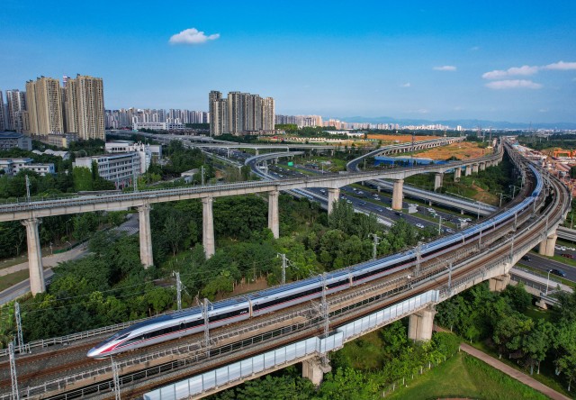1.2022年6月24日，复兴号动车组行驶在成渝城际铁路上（无人机照片）（新华社记者 王曦 摄）.jpg
