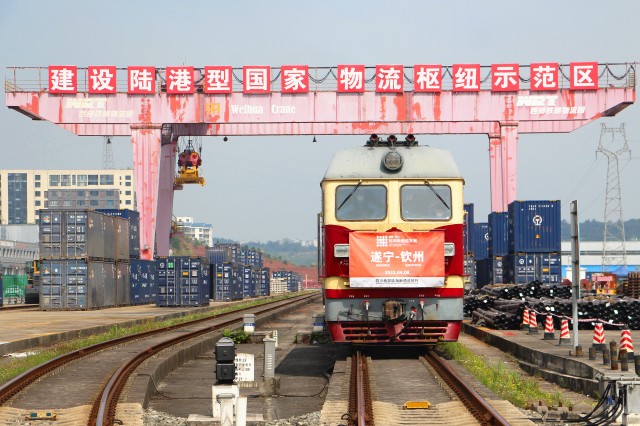 2022年4月8日，统一品牌、协同联动的“四川西部陆海新通道班列”首次同时从成都（双流）、自贡、广元、遂宁多点齐发，“遂宁造”搭上陆海新通道班列出口东南亚。（遂宁高新区供图）.jpg