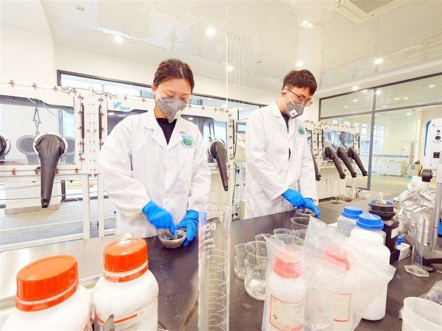 遂宁高新区创客谷的重庆大学锂电及新材料遂宁研究院工作人员正在实验室研磨锂硫电池电极材料。钟敏 摄.jpg