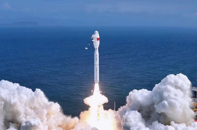 2月3日11时6分，在广东省阳江市附近海域，搭载“遂宁壹号”卫星的捷龙三号火箭在海上发射平台点火升空。.JPG