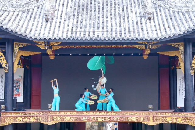 舞蹈《红土地上的花生》.JPG