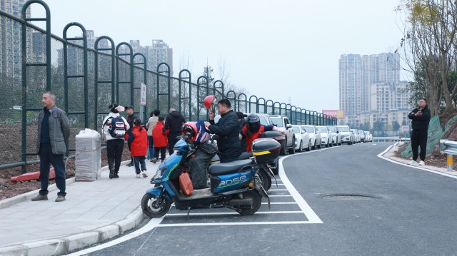 厚德路接学生放学，车辆有序排列.jpg