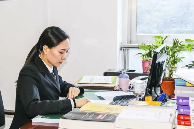 伏案工作,仔细认真